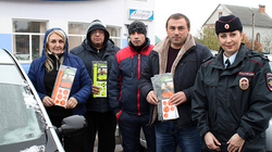 Пассажиры такси в Борисовке получили светоотражающие стикеры и повязки