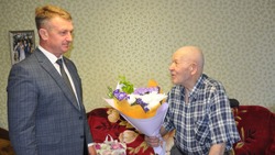 Владимир Переверзев поздравил ветерана Дмитрия Семёновича Рагозина с Днём освобождения района