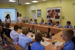 Мастер-классы в мобильной творческой мастерской «ГЛИНкА» прошли в Крюковской СОШ