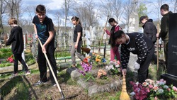 Борисовские школьники навели порядок на могилах участников Великой Отечественной войны
